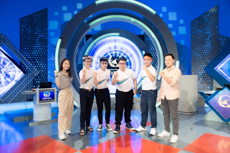 Các thí sinh dự thi.