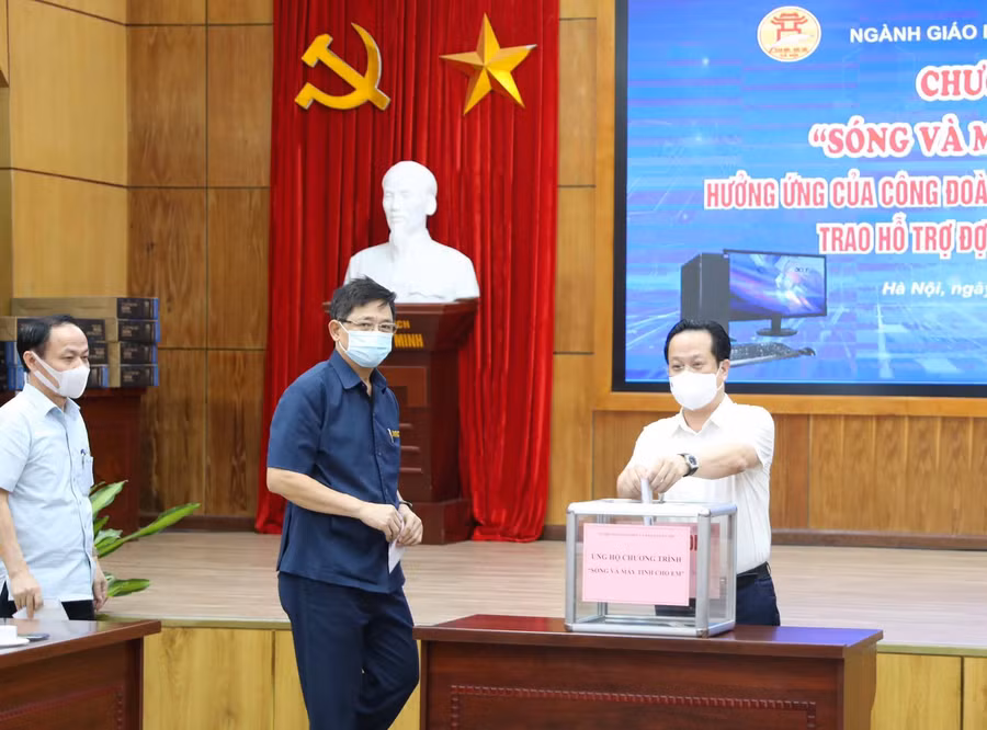 Sở GD&amp;ĐT Hà Nội quyên góp ủng hộ chương trình “Sóng và máy tính cho em”