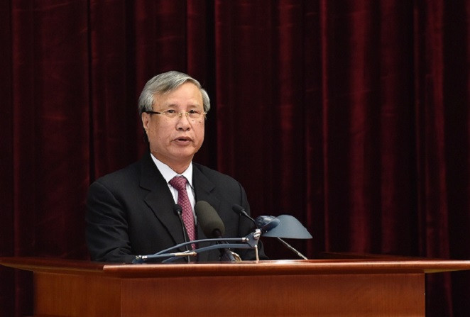 Đồng chí Trần Quốc Vượng Ủy viên Bộ Chính trị, Thường trực Ban Bí thư đọc tờ trình về lấy phiếu tín nhiệm.