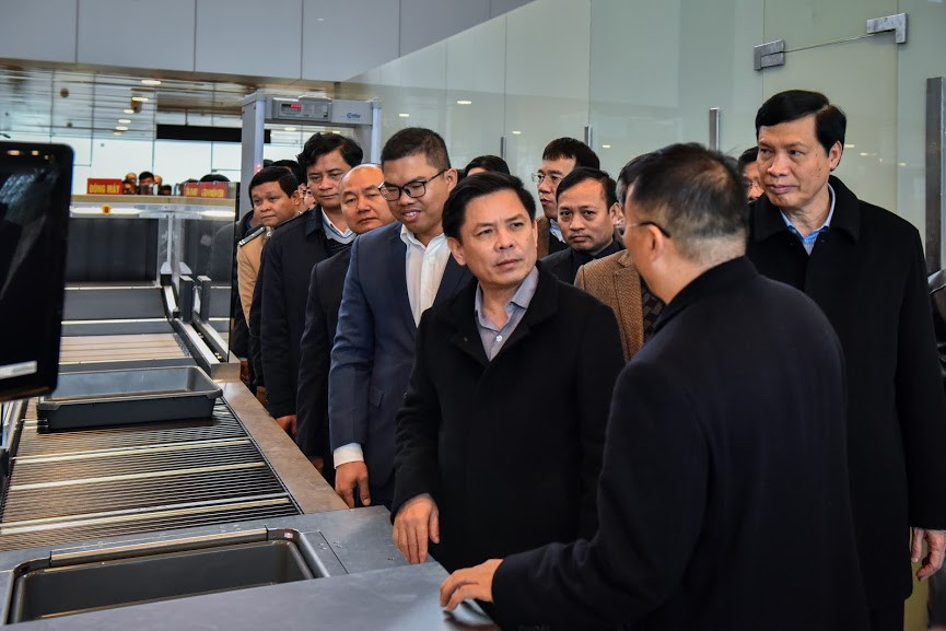 Bộ trưởng GTVT kiểm tra hệ thống trả khay tự động Ilane của Cảng hàng không quốc tế Vân Đồn