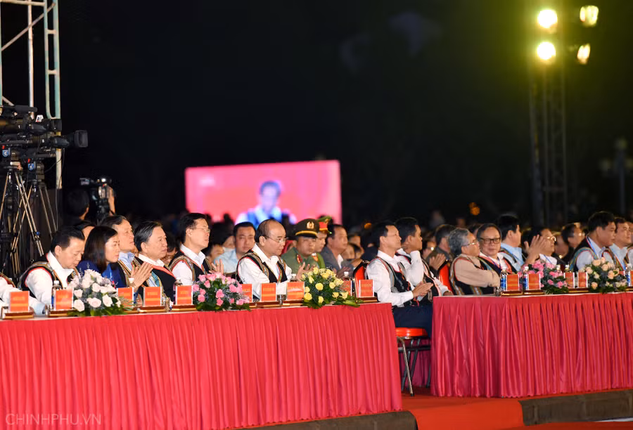 Thủ tướng và các đại biểu dự lễ khai mạc Festival văn hóa cồng chiêng Tây Nguyên 2018. Ảnh: VGP/Quang Hiếu