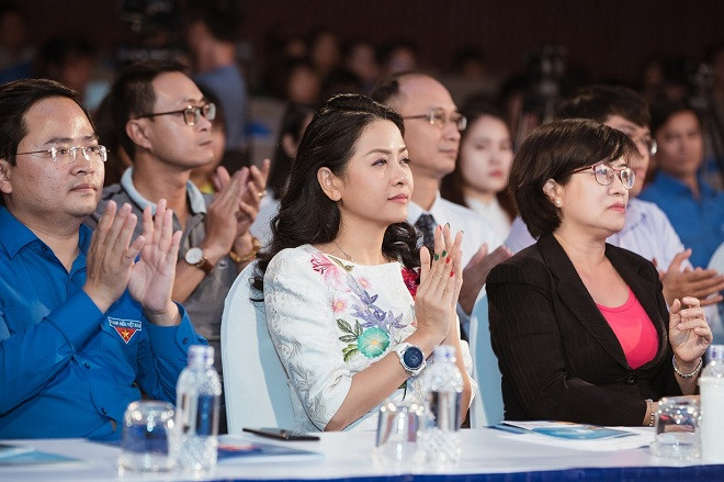 Bà Trần Uyên Phương, Phó Tổng Giám đốc Tập đoàn Tân Hiệp Phát tại lễ trao giải thưởng Quả Cầu Vàng. Bà Trần Uyên Phương, Phó Tổng Giám đốc Tập đoàn Tân Hiệp Phát tại lễ trao giải thưởng Quả Cầu Vàng.