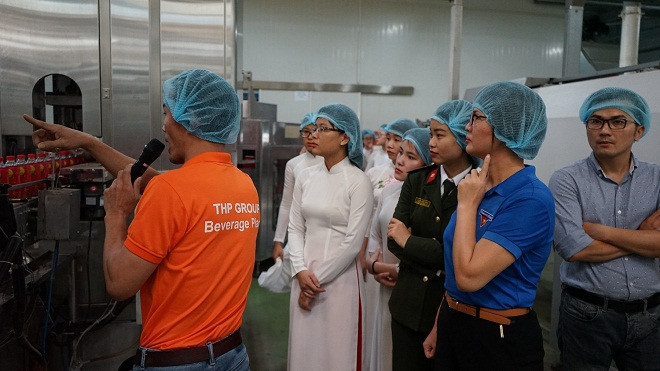 Ban tổ chức và Top 10 Quả Cầu Vàng cùng 20 nữ sinh viên KHCN tiêu biểu tham quan nhà máy Tân Hiệp Phát . Ban tổ chức và Top 10 Quả Cầu Vàng cùng 20 nữ sinh viên KHCN tiêu biểu tham quan nhà máy Tân Hiệp Phát .