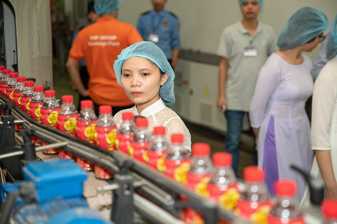 Ban tổ chức và Top 10 Quả Cầu Vàng cùng 20 nữ sinh viên KHCN tiêu biểu tham quan dây chuyền sản xuất nhà máy Tân Hiệp Phát. Ban tổ chức và Top 10 Quả Cầu Vàng cùng 20 nữ sinh viên KHCN tiêu biểu tham quan dây chuyền sản xuất nhà máy Tân Hiệp Phát.