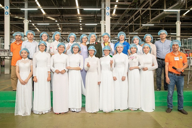 Ban tổ chức và Top 10 Quả Cầu Vàng cùng 20 nữ sinh viên KHCN tiêu biểu tham quan nhà máy Tân Hiệp Phát và giao lưu với CB CNV làm việc tại nhà máy. Ban tổ chức và Top 10 Quả Cầu Vàng cùng 20 nữ sinh viên KHCN tiêu biểu tham quan nhà máy Tân Hiệp Phát và giao lưu với CB CNV làm việc tại nhà máy.