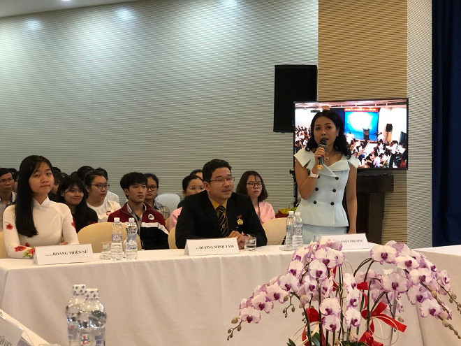 Bà Trần Uyên Phương, Phó Tổng Giám đốc Tập đoàn Tân Hiệp Phát trả lời trong buổi giao lưu trực tuyến tại Báo Thanh Niên. Bà Trần Uyên Phương, Phó Tổng Giám đốc Tập đoàn Tân Hiệp Phát trả lời trong buổi giao lưu trực tuyến tại Báo Thanh Niên.