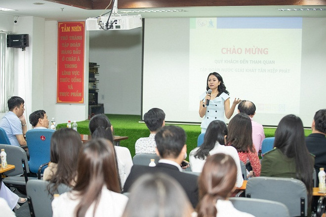 Phó Tổng Giám đốc Tập đoàn Tân Hiệp Phát, bà Trần Uyên Phương trả lời các câu hỏi trong buổi giao lưu cùng đoàn tham quan tại Tân Hiệp Phát. Phó Tổng Giám đốc Tập đoàn Tân Hiệp Phát, bà Trần Uyên Phương trả lời các câu hỏi trong buổi giao lưu cùng đoàn tham quan tại Tân Hiệp Phát.