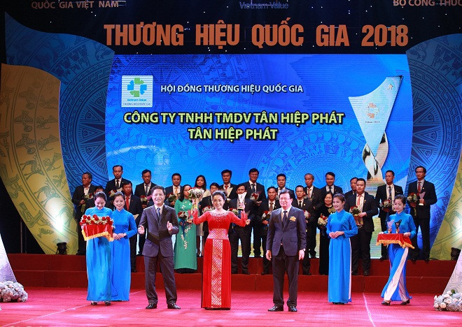 Bà Trần Uyên Phương Phó Tổng giám đốc Tập đoàn Tân Hiệp Phát nhận giải thưởng "Thương hiệu Quốc gia"