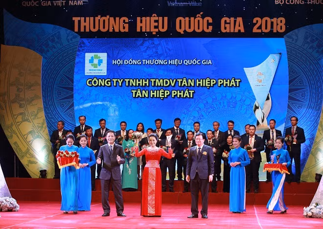 Bà Trần Uyên Phương Phó Tổng giám đốc Tập đoàn Tân Hiệp Phát nhận giải thưởng "Thương hiệu Quốc gia"