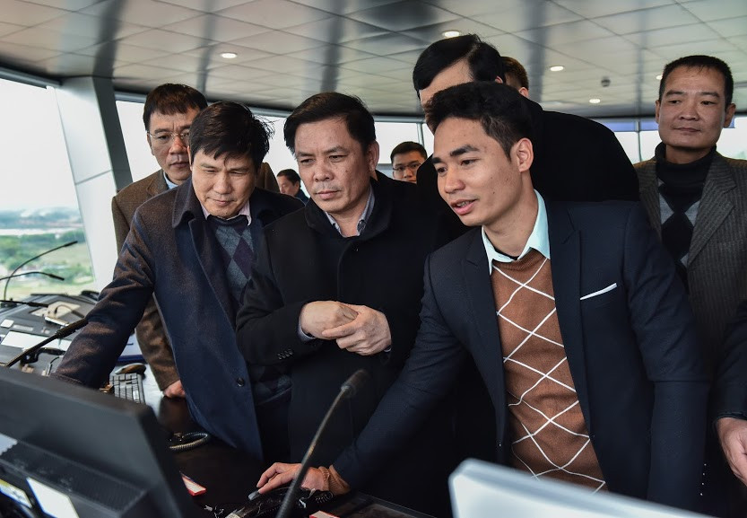 Bộ trưởng Nguyễn Văn Thể thăm Đài kiểm soát không lưu Cảng hàng không quốc tế Vân Đồn