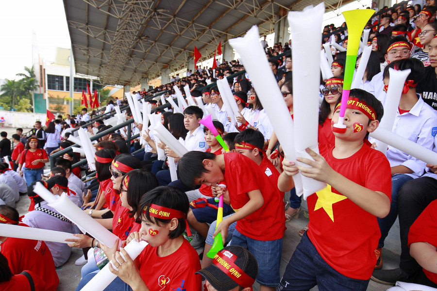 Cổ động viên có mặt rất đông trên khán đài cổ vũ cho các cầu thủ Cổ động viên có mặt rất đông trên khán đài cổ vũ cho các cầu thủ