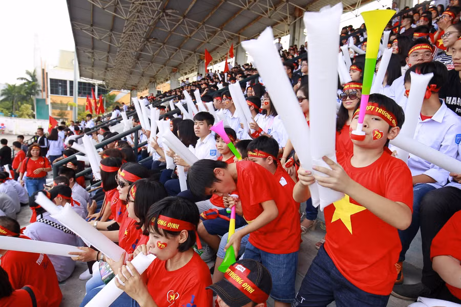 Cổ động viên có mặt rất đông trên khán đài cổ vũ cho các cầu thủ