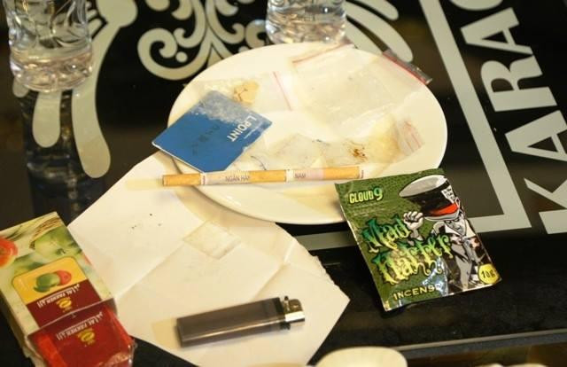 Một số chất ma túy như cỏ Mỹ, ma túy đá, ma túy tổng hợp được phát hiện tại hiện trường. Một số chất ma túy như cỏ Mỹ, ma túy đá, ma túy tổng hợp được phát hiện tại hiện trường.