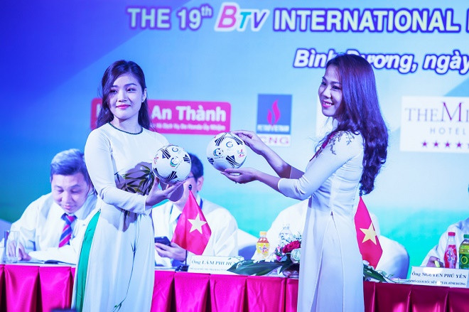 Quả bóng lưu niệm Number 1 của giải đấu sẽ được phát tặng cho các khán giả đến sân cổ vũ giải đấu năm nay Quả bóng lưu niệm Number 1 của giải đấu sẽ được phát tặng cho các khán giả đến sân cổ vũ giải đấu năm nay