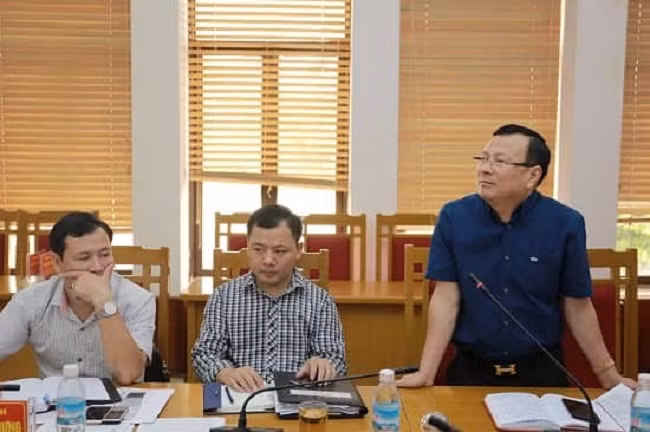 Đại diện công ty CP tập đoàn Hạ Long tại cuộc làm việc với lãnh đạo huyện Hoành Bồ