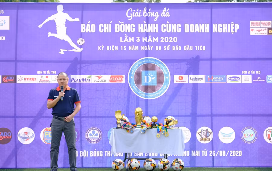 Nhà báo Nguyễn Nam Thắng - Trưởng ban tổ chức giải phát biểu.