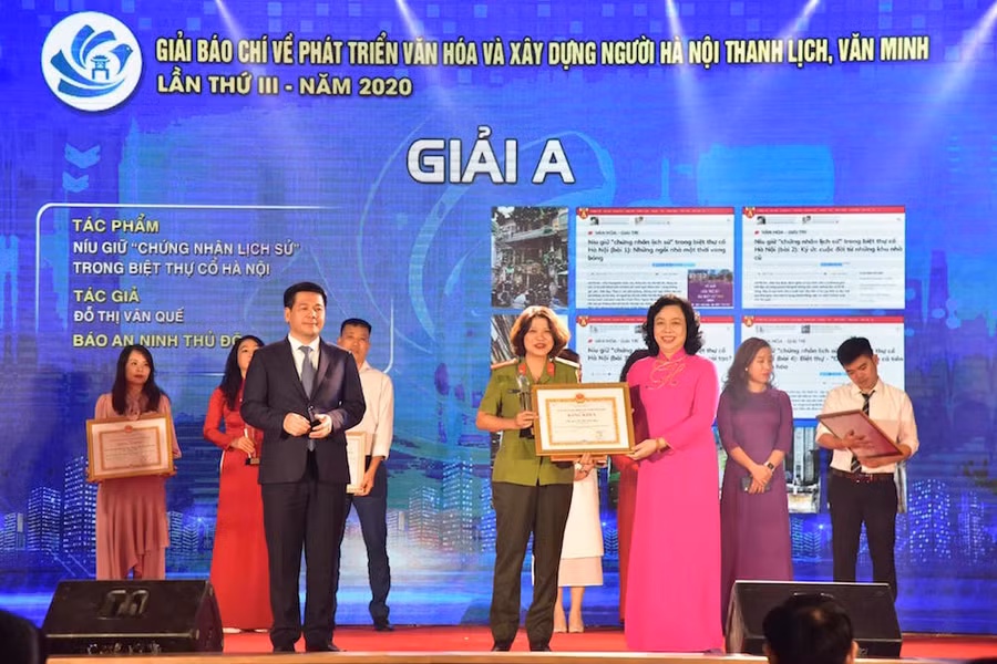 Ban tổ chức trao giải A Giải báo chí về Phát triển văn hóa và xây dựng người Hà Nội thanh lịch, văn minh cho tác phẩm "Níu giữ "chứng nhân lịch sử" trong biệt thự cổ Hà Nội" của tác giả Báo An ninh Thủ đô.