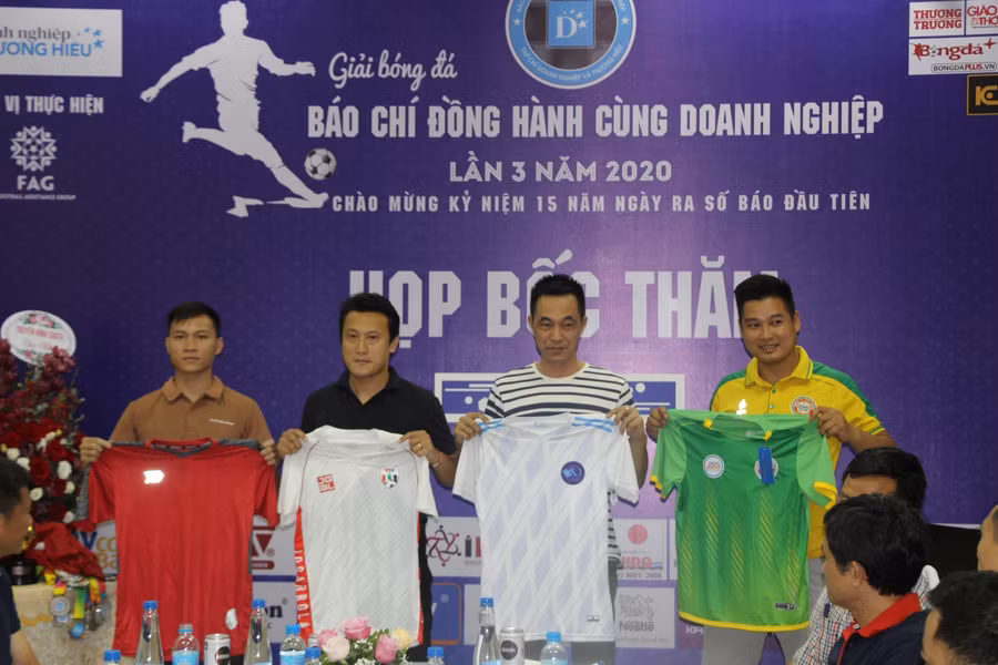 Một số màu áo các đội bóng tham dự giải.