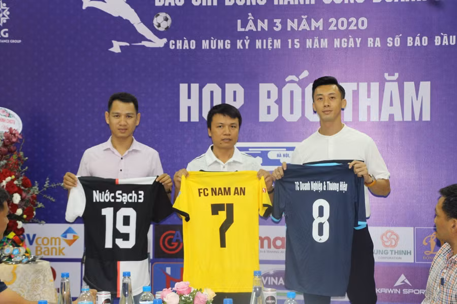 Các đội tham dự giải ra mắt áo thi đấu.