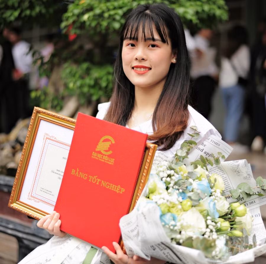 Thùy Dung trong ngày lễ tốt nghiệp.