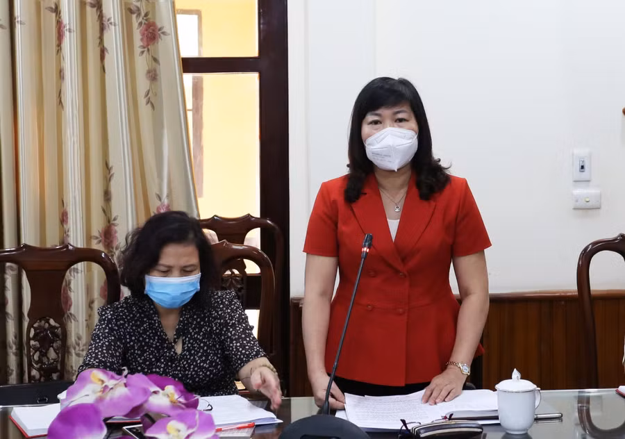 Phó Giám đốc Sở GD&amp;ĐT Nguyễn Thị Ngọc phát biểu tại buổi giám sát.