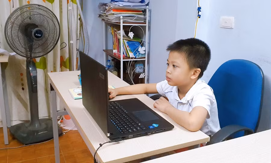 Học sinh các cấp học đã đi vào nề nếp sau hơn 1 tháng triển khai học trực tuyến ứng phó với dịch Covid-19.