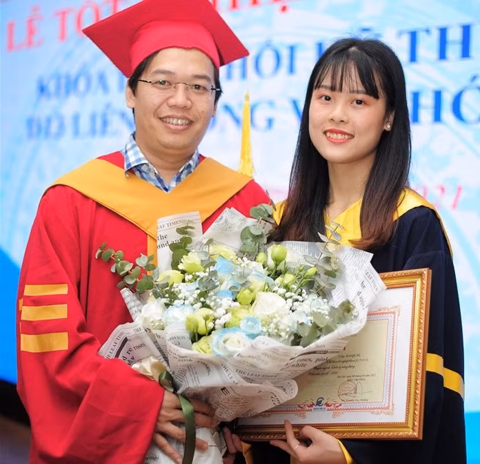 Thủ khoa Quản lý Công nghiệp và Năng lượng chụp ảnh lưu niệm cùng TS. Dương Trung Kiên - Phó Hiệu trưởng nhà trường (ảnh tư liệu).