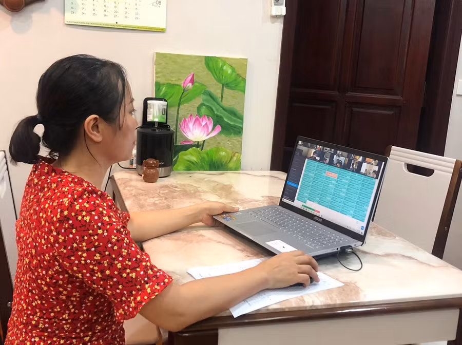 Giáo viên ngành GD&amp;ĐT quận Hà Đông trong giờ dạy trực tuyến.