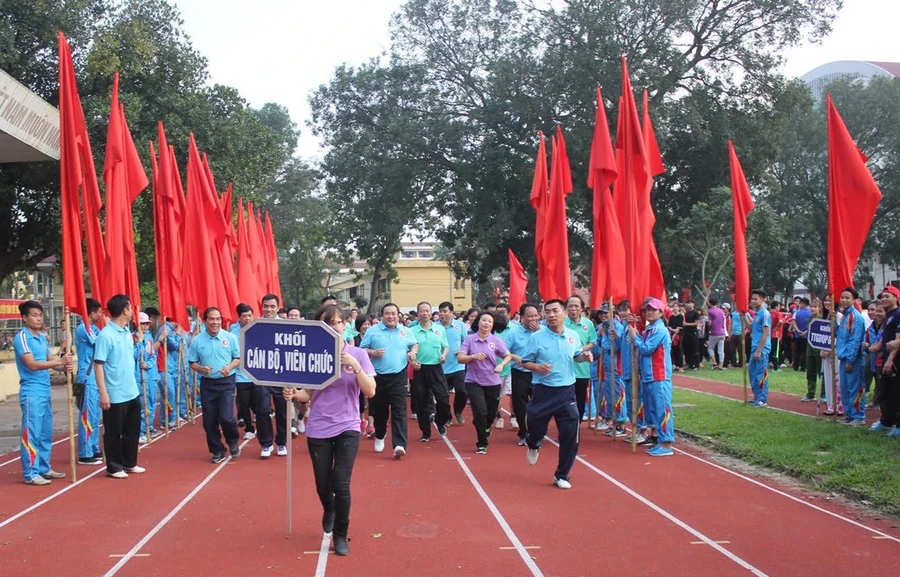 Cán bộ, SV Trường ĐH Sư phạm TDTT Hà Nội chạy Olympic vì sức khỏe toàn dân