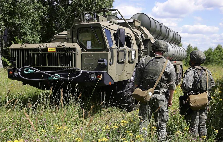 Hệ thống phòng không S-400. Ảnh TASS.