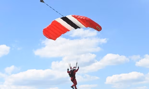 Lính nhảy dù sống sót sau khi bị rơi từ độ cao hơn 4500m xuống mái nhà