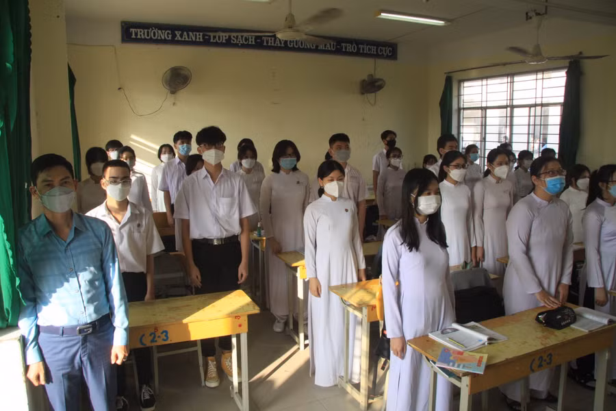 Học sinh Trường THPT Lê Quý Đôn thực hiện nghi thức chào cờ tại lớp học.