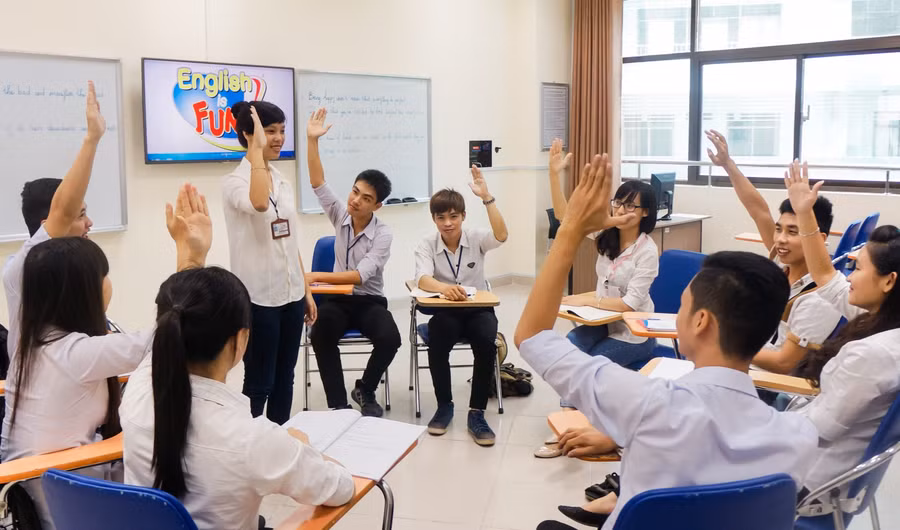 Sinh viên Trường ĐH Tôn Đức Thắng trong một buổi sinh hoạt nhóm.