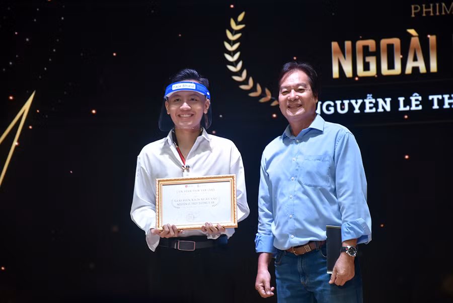 Ban tổ chức trao giải Biên kịch xuất sắc cho Nguyễn Lê Thùy Dương và An (phim Ngoài dự kiến).