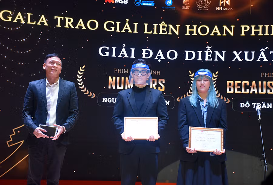 Ban tổ chức trao giải Đạo diễn xuất sắc cho Nguyễn Lê Hải Yến (phim Numbers) và Đỗ Trần Minh Quân (phim Because of you)