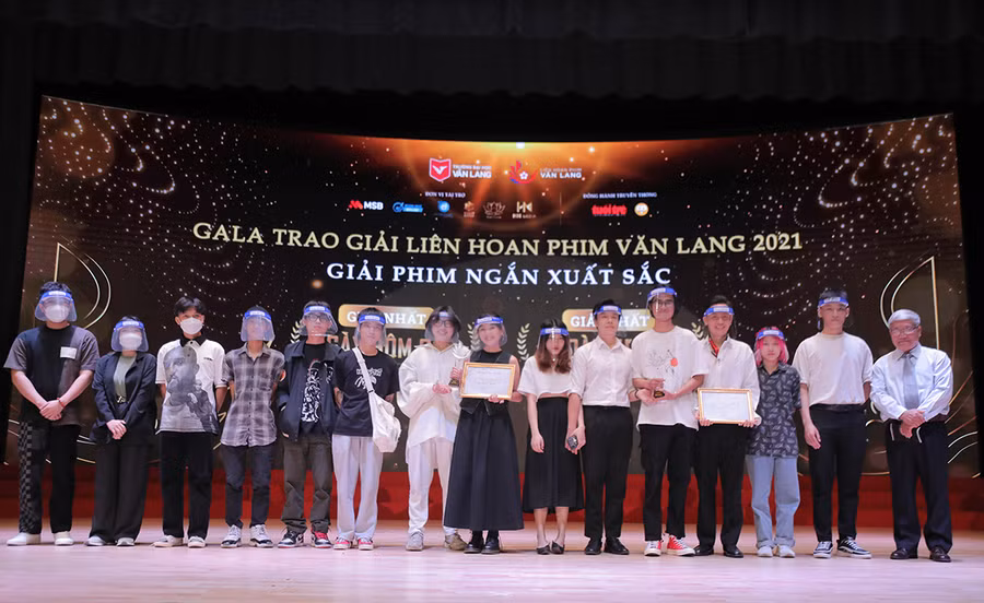 Ban tổ chức trao giải Phim ngắn xuất sắc.