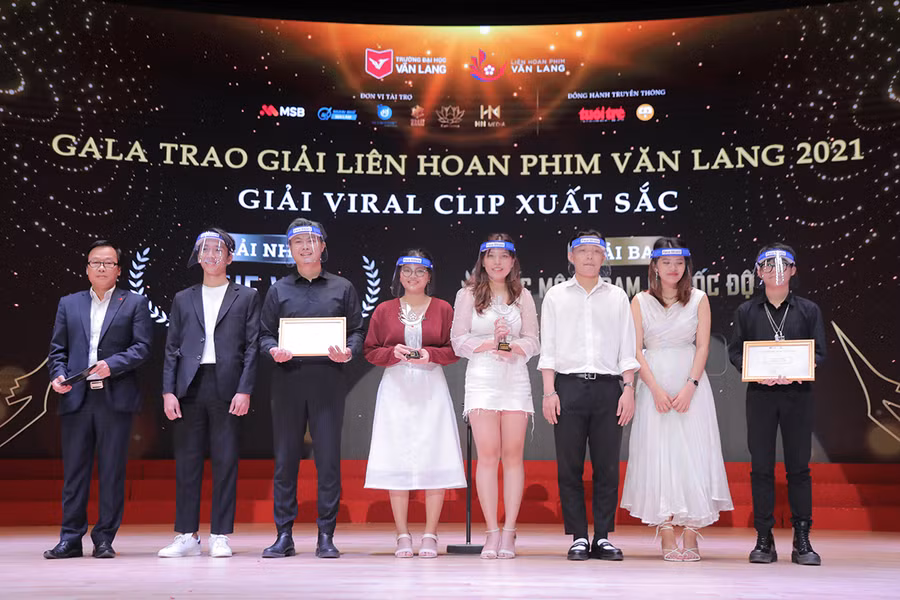 Ban tổ chức trao giải Viral clip xuất sắc.