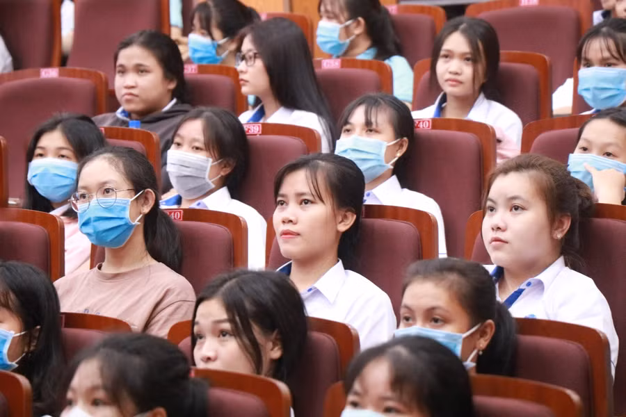 Sinh viên Trường ĐH Công nghiệp Thực phẩm TPHCM trong một buổi sinh hoạt công dân đầu năm học