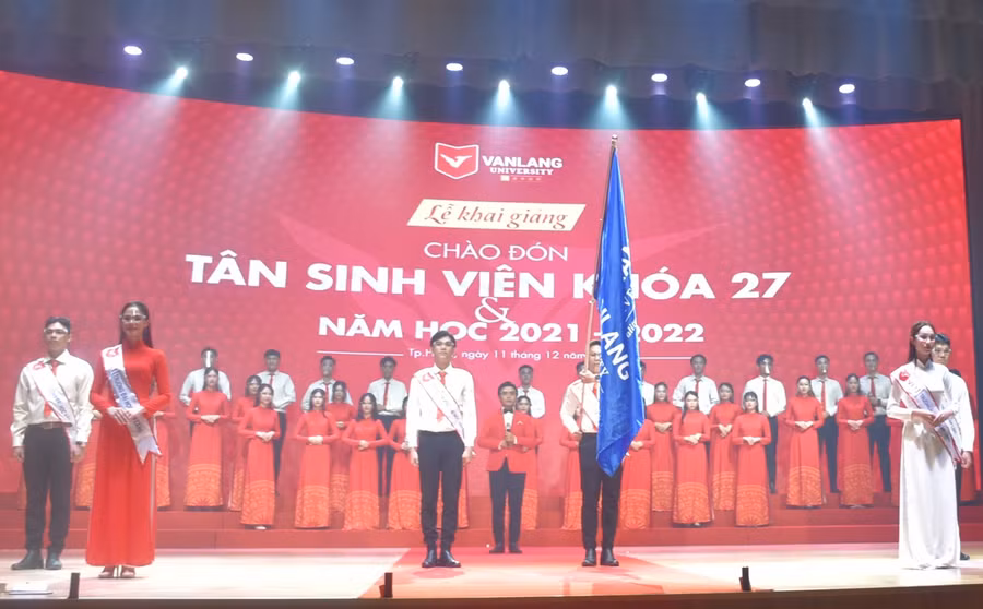 Nghi thức trao cờ truyền thống VLU cho tân SV khóa 27.