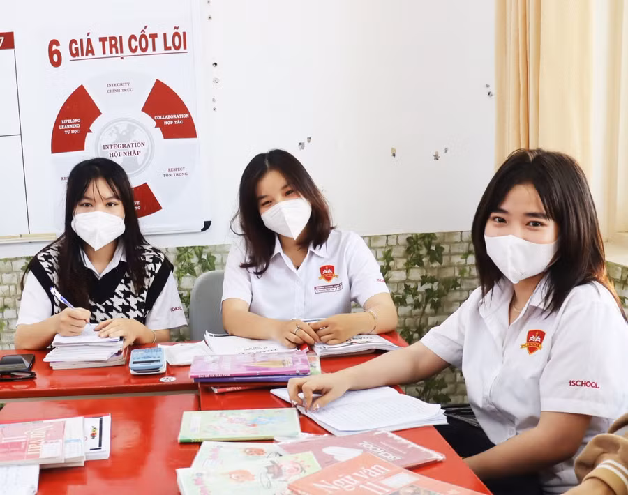 Học sinh iSchool trao đổi nhóm với nhau trong ngày đầu trở lại trường.