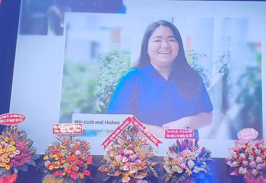 Hình ảnh sinh viên Nguyễn Thị Hoàng Anh được trình chiếu tại buổi lễ.