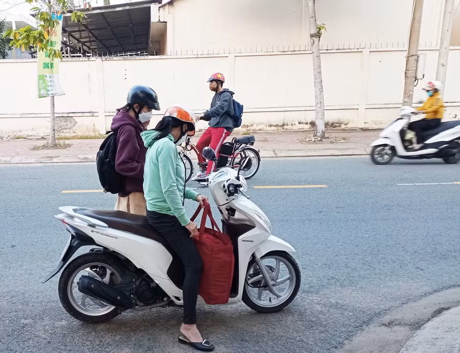 Phụ huynh đưa con đến trường.