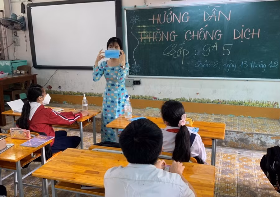 Giáo viên Trường THCS Chánh Hưng (Q.8, TPHCM) hướng dẫn học sinh các biện pháp an toàn phòng chống dịch.