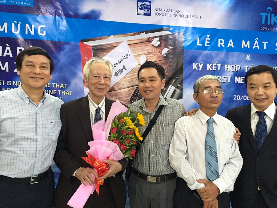 Nhà văn - nhà báo Lê Khắc Hoan (cầm hoa) tại sự kiện ra mắt tự truyện ‘Làm báo -Mực mài nước mắt’ do First News tổ chức. Nhà văn - nhà báo Lê Khắc Hoan (cầm hoa) tại sự kiện ra mắt tự truyện ‘Làm báo -Mực mài nước mắt’ do First News tổ chức.
