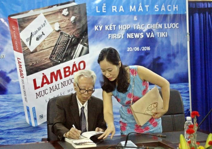 Nhà văn - nhà báo Lê Khắc Hoan ký tặng sách ‘Làm báo-Mực mài nước mắt’. Nhà văn - nhà báo Lê Khắc Hoan ký tặng sách ‘Làm báo-Mực mài nước mắt’.