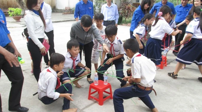 Các em HS Trường TS Bình Sơn (huyện Hòn Đất - Kiên Giang) tham gia trò chơi dân gian trong giờ ngoại khóa