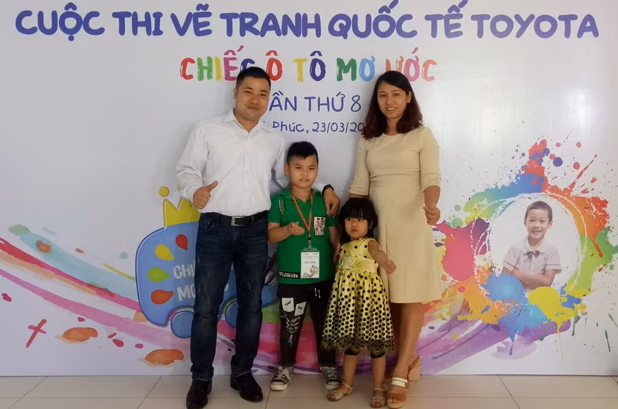 Cô giáo Nguyễn Thị Hoài Phương cùng chồng và các con. Cô giáo Nguyễn Thị Hoài Phương cùng chồng và các con.