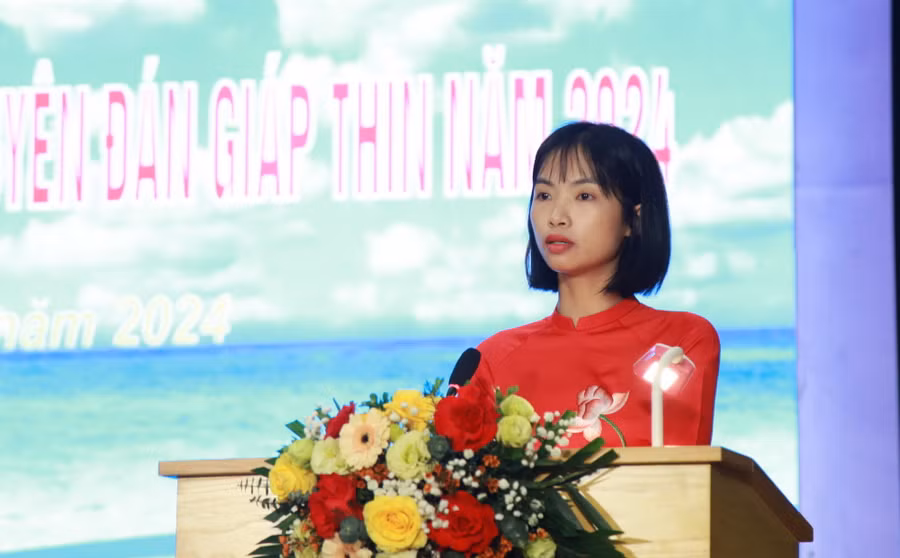 Chị Trần Thị Ngọc Tỉnh - giáo viên Trường THCS Linh Đàm. Chị Trần Thị Ngọc Tỉnh - giáo viên Trường THCS Linh Đàm.