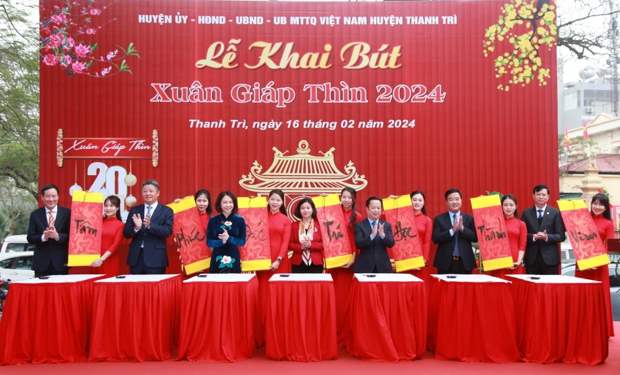 Các đại biểu khai bút Xuân Giáp Thìn 2024.