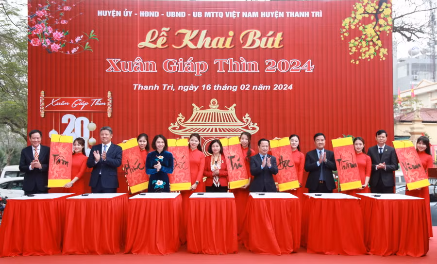 Các đại biểu khai bút Xuân Giáp Thìn 2024.